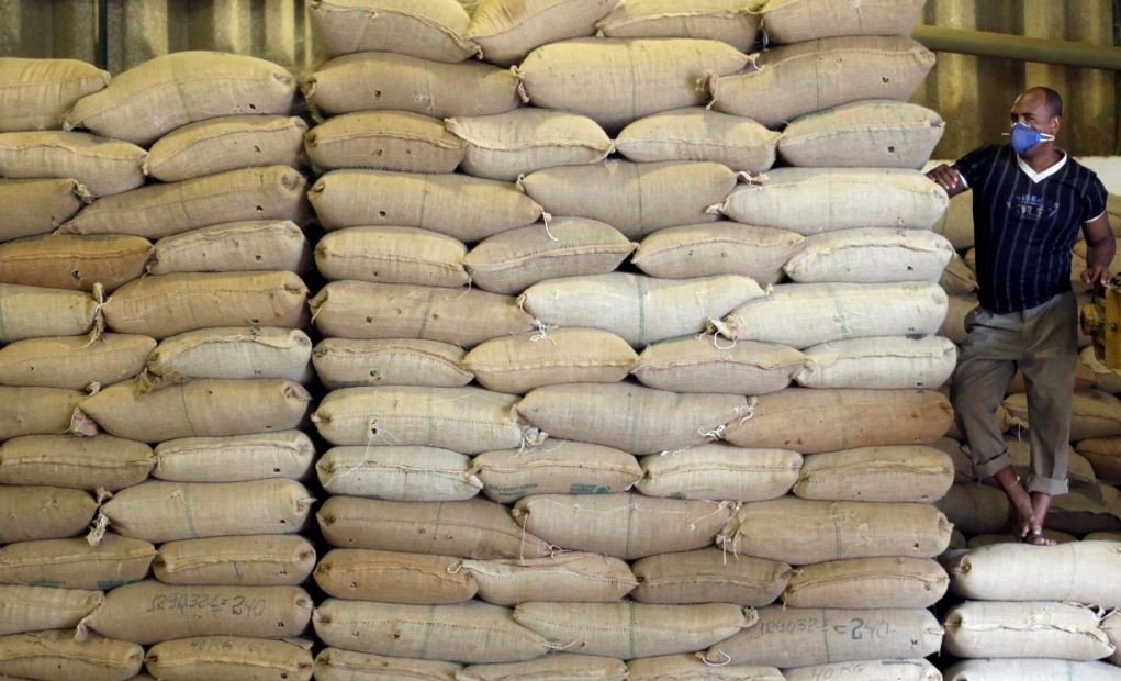 Sacas de café em produtora em Espírito Santos do Pinhal.
