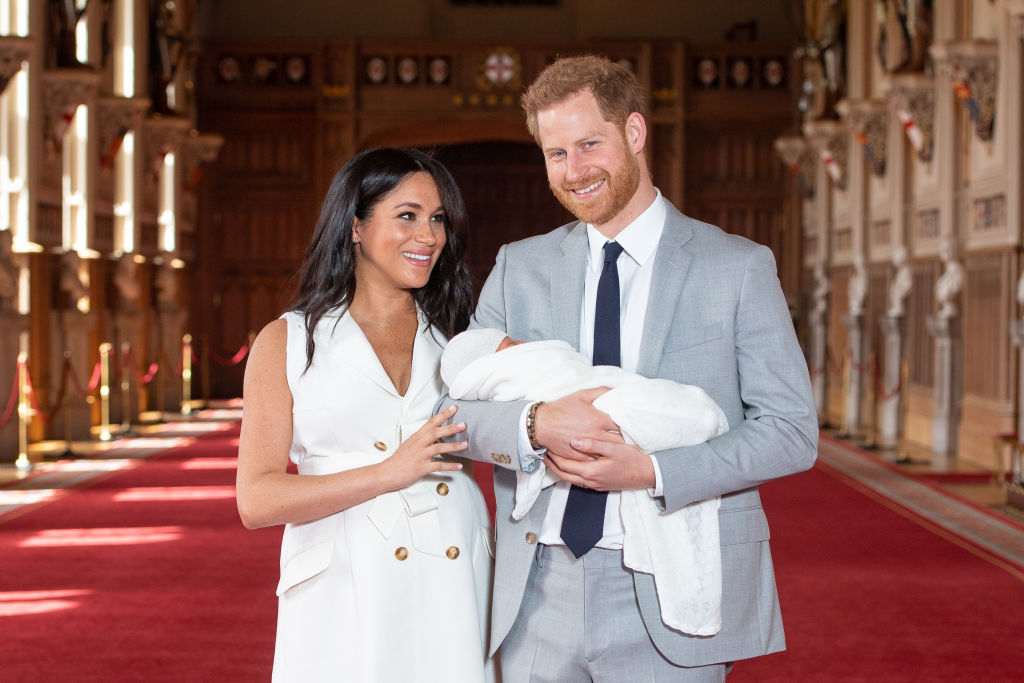 O príncipe Harry segura Archie Harrison ao lado da Duquesa de Sussex, Meghan Markle • Foto: Dominic Lipinski/WPA Pool/Getty Images
