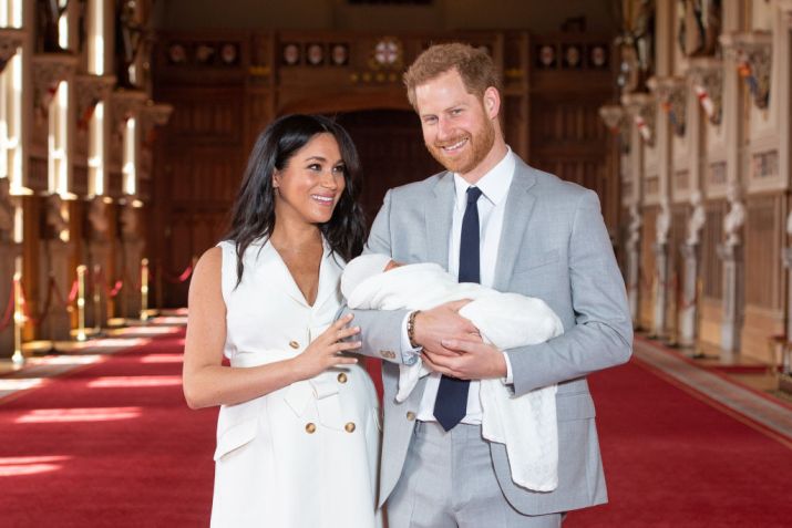O príncipe Harry segura Archie Harrison ao lado da Duquesa de Sussex, Meghan Markle • Foto: Dominic Lipinski/WPA Pool/Getty Images