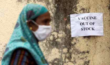 Cartaz informa sobre falta de vacinas contra Covid-19 em Mumbai, India