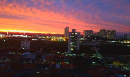 Pôr do sol 'colorido' chama a atenção em SP; meteorologista explica fenômeno