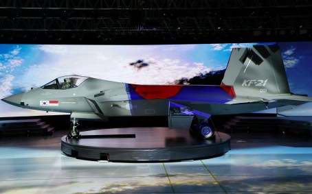 O caça supersônico sul-coreano KF-21