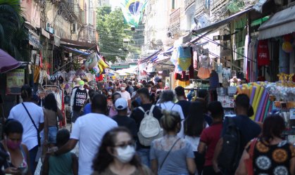 Movimentação no Saara, centro do Rio de Janeiro, em meio à pandemia de Covid-19