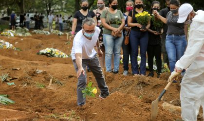 Enterro de vítima da Covid-19 no cemitério da Vila Formosa, em São Paulo