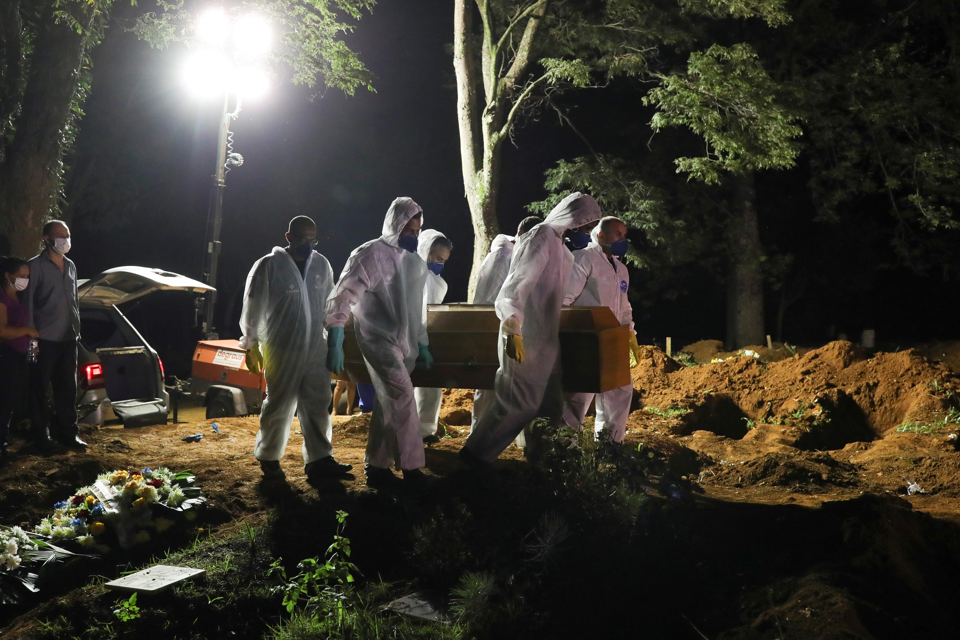 Enterro no cemitério da Vila Formosa, em SP, em meio à pandemia de Covid-19