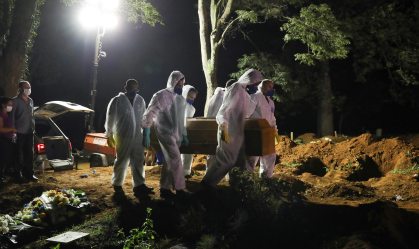 Enterro no cemitério da Vila Formosa, em SP, em meio à pandemia de Covid-19