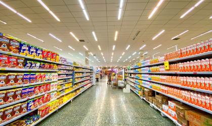 Em isolamento, brasileiro vai menos ao mercado e compra o básico, mostra estudo