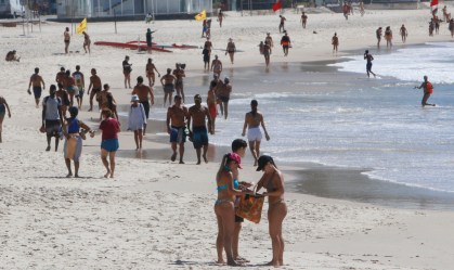Banhistas se aglomeram sem máscara na Praia de Copacabana