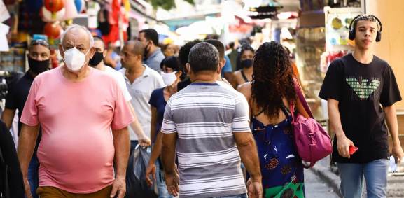 Jovem transita pelo Saara sem máscara