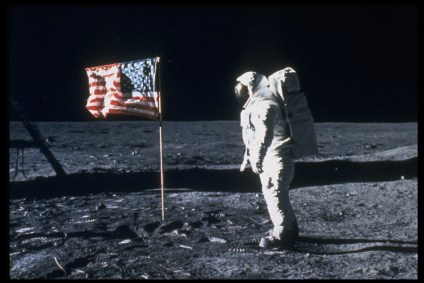 O astronauta Edwin E. Aldrin Jr. andando na Lua, em 1969
