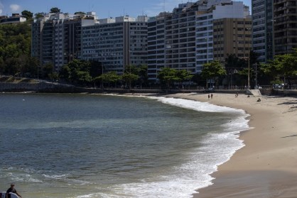RJ - CORONAVÍRUS/RJ/NITERÓI - GERAL - Vista da praia do município de Niterói