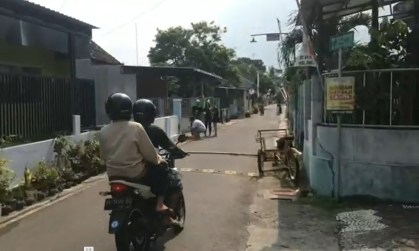 Pessoas vão às ruas no momento do terremoto em Java, na Indonésia