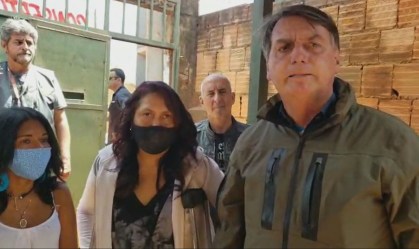 Bolsonaro critica "superpoderes" dados a estados e municípios pelo STF