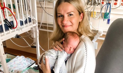 Mulher que deu à luz em coma por coronavírus abraça filha pela primeira vez