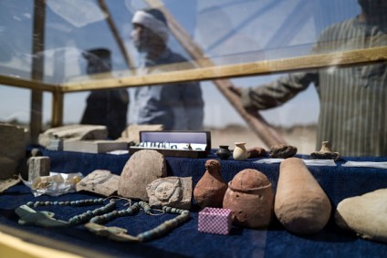 Joias, vasos de cerâmica, amuletos de escaravelho e salas cheias de ferramentas 