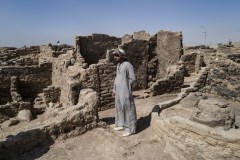 Trabalhadores no local ond foi descoberta cidade perdida de 3.000 anos. Foto tir