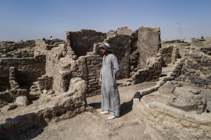 Trabalhadores no local ond foi descoberta cidade perdida de 3.000 anos. Foto tir