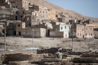 Trabalhadores no local onde foi descoberta uma cidade perdida de 3.000 anos