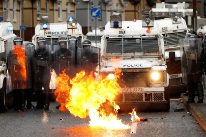 Fogo queima em frente a policiais nas ruas de Belfast, no norte da Irlanda