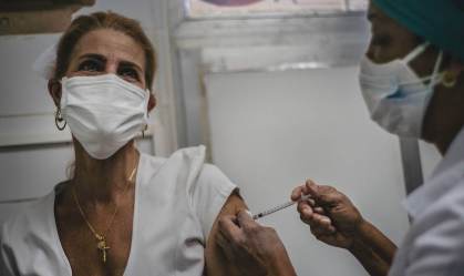 Cuba garante vacinação em massa até maio com imunizante em fase de testes