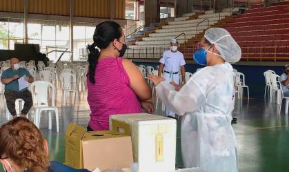 Jovens com comorbidades são vacinados contra a Covid-19 em Manaus