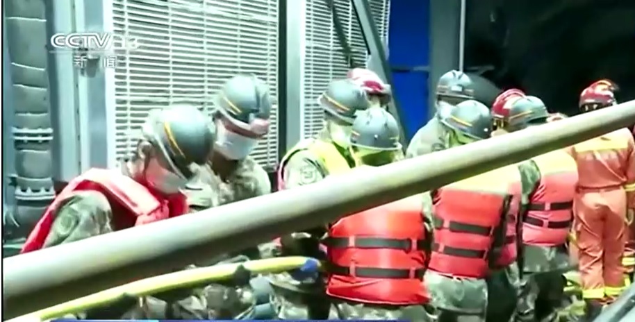 Bombeiros trabalham na mina de carvão Xinjiang para salvar os 21 mineiros presos