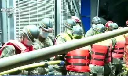 Bombeiros trabalham na mina de carvão Xinjiang para salvar os 21 mineiros presos