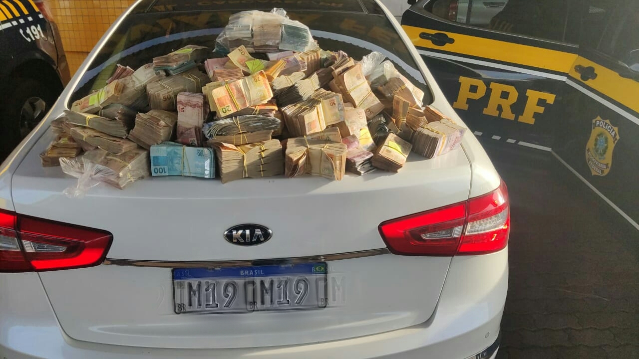 PF encontra mais de um R$ 1 milhão em carro no Paraná