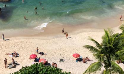 Banhistas ignoram proibição de permanência nas areias no Rio
