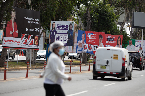 Propagandas eleitorais em rua de Lima, no Peru, em 9 de abril de 2021