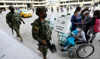 Patrulha militar em distrito eleitoral no sul de Quito, no Equador, em 11 de abr