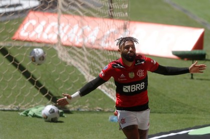 Gabigol comemora após marcar para o Flamengo