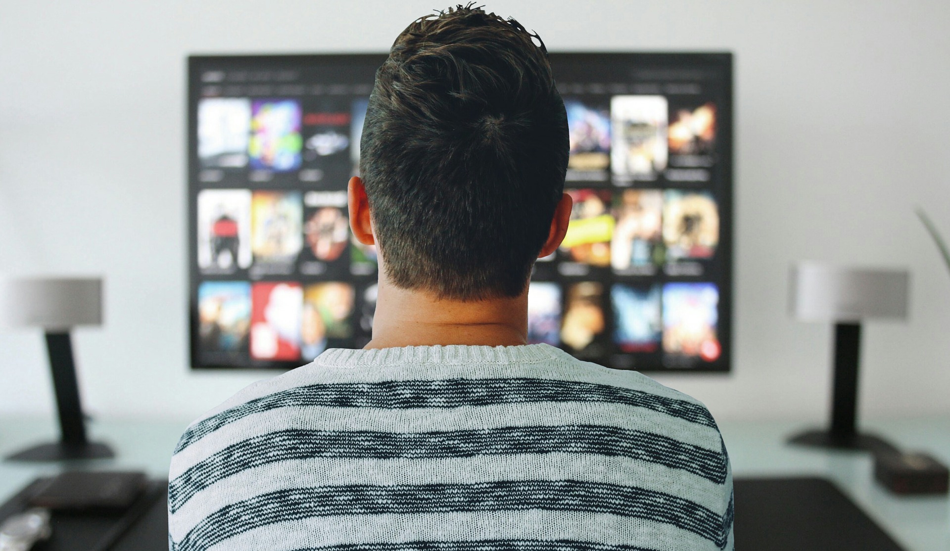 Homem assistindo TV