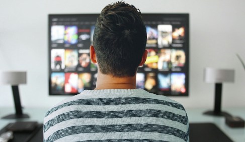 Homem assistindo TV