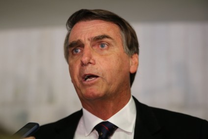 Presidente Jair Bolsonaro fala à imprensa nesta segunda-feira