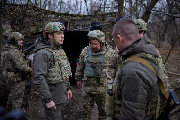 Volodymyr Zelensky (à esquerda) visita suas tropas na fronteira com a Rússia. / Foto: Reuters