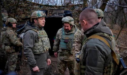 Volodymyr Zelensky (à esquerda) visita suas tropas 