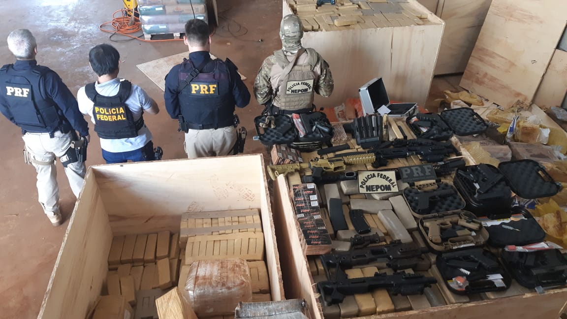 Carga de armas e drogas apreendida pela PF
