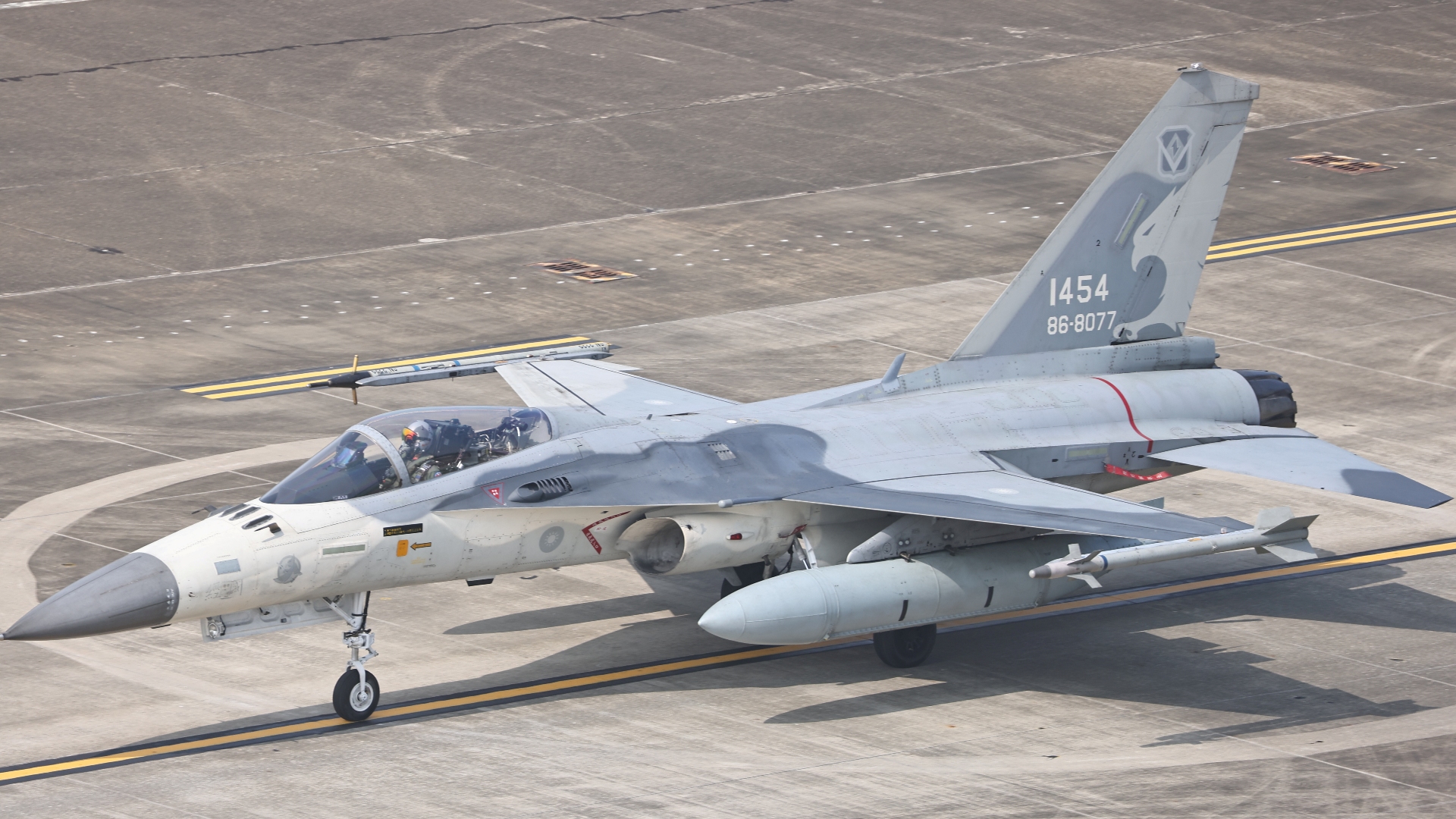 Caça de Taiwan se prepara para exercício militar na na base aérea de Tainan