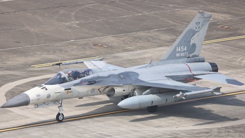 Caça de Taiwan se prepara para exercício militar na na base aérea de Tainan