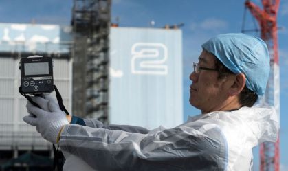 Funcionário de Fukushima mede nível de radiação nos arredores do reator 2