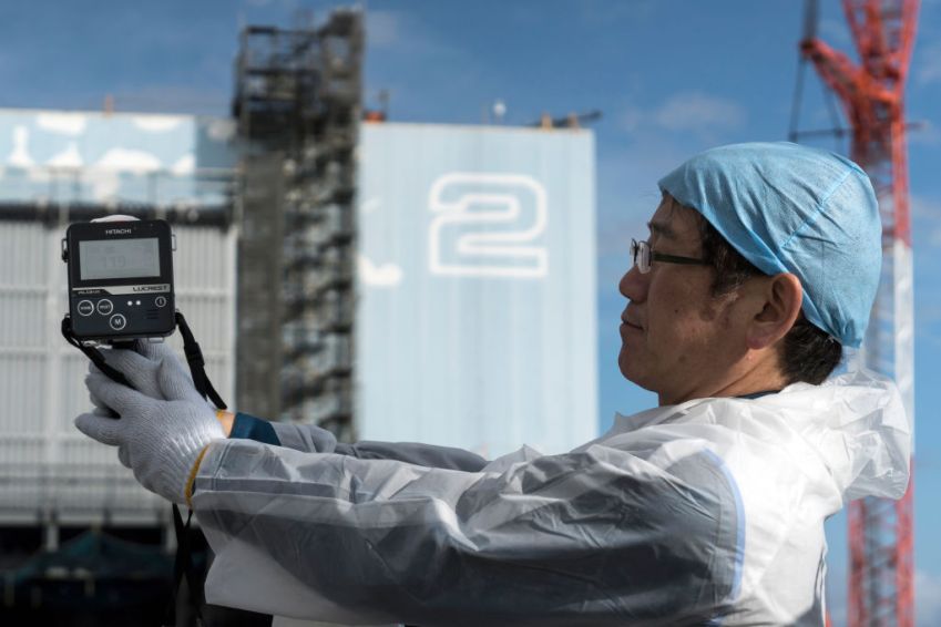 Funcionário de Fukushima mede nível de radiação nos arredores do reator 2 do complexo nuclear / Foto: Tomohiro Ohsumi - 29.jan.2020/Getty Images