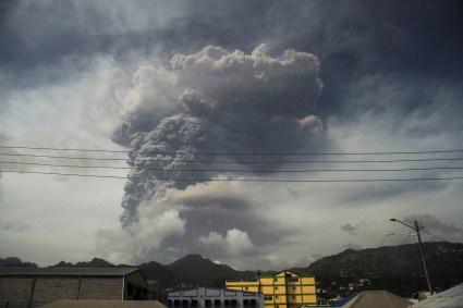 Cinzas e fumaça do vulcão La Soufriere na ilha de São Vicente, no Caribe