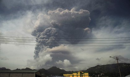 Cinzas e fumaça do vulcão La Soufriere na ilha de São Vicente, no Caribe