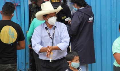 O socialista Pedro Castillo lidera votação presidencial no Peru