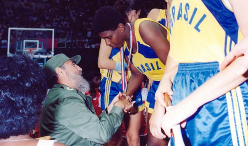 Fidel Castro cumprimenta Ruth de Souza após conquista do Pan de 1991