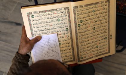 Palestino lê versos do Alcorão, o livro sagrado do Islã, na mesquita de Gaza