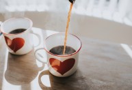 Beber café de qualquer tipo reduz o risco de problemas no fígado, diz estudo