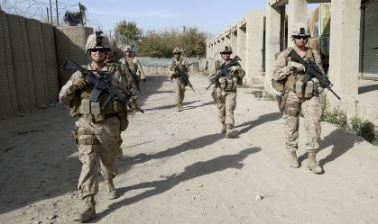 Soldados dos EUA patrulham ruas de Musa Qala, no Afeganistão, em 2010