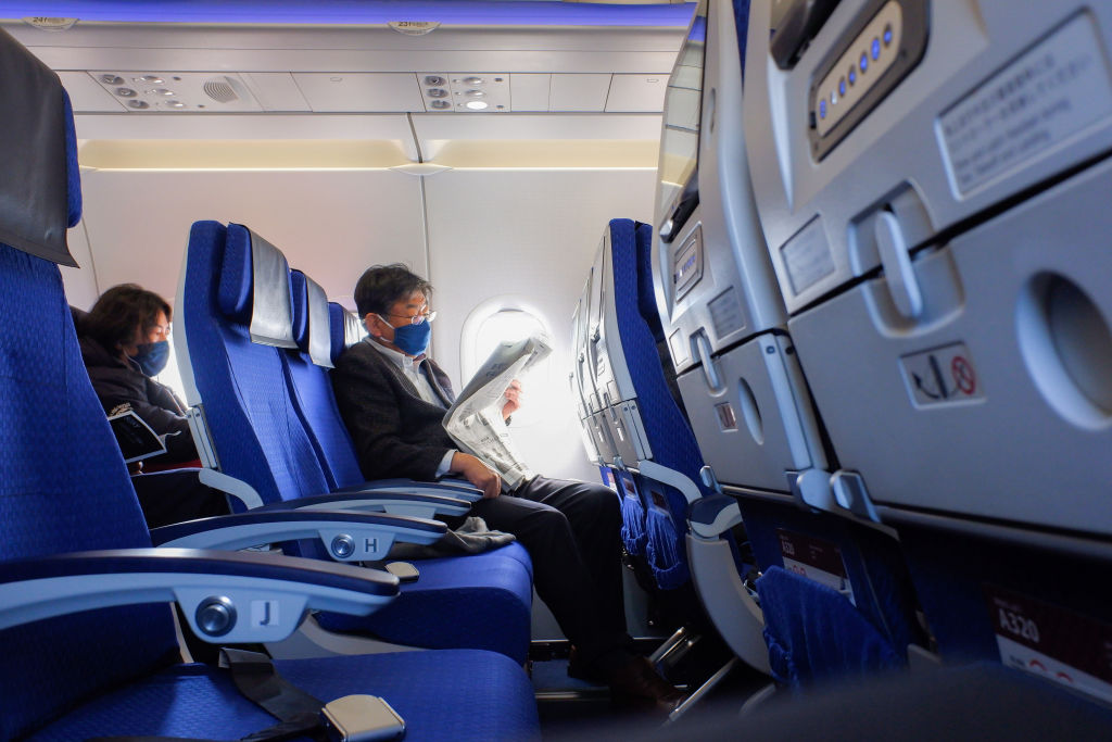 De máscara e distanciados, passageiros voam pela All Nippon Airways (Ana)